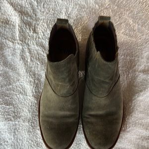 Very clean SOFFT Olive green suede Ankle Boots